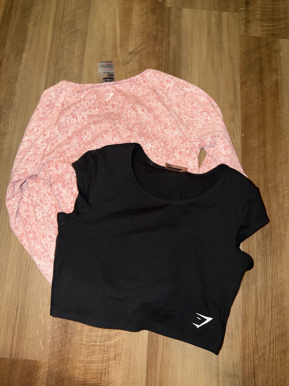 2 Gymshark Women’s Short Sleeve Tee in Black and Pink